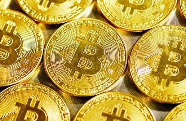 Цена биткойна падает ниже $60 000 из-за опасений по процентным ставкам