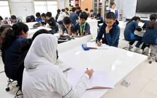 Inmigrante indio fundó escuela en Dubái con tarifas bajas