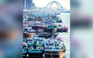 Дубай встречает традиционные деревянные торговые корабли