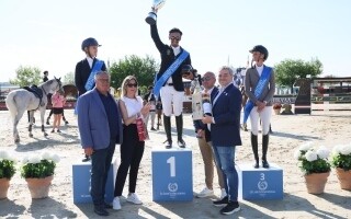 Омар Абдулазиз Аль Марзуки побеждает в чемпионате Гран-при по конкуру в Италии