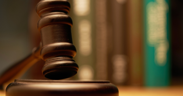 Mujer ordenada a pagar compensación por violación de la privacidad de una adolescente