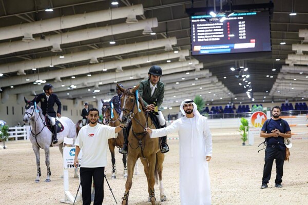 骑手穆罕默德·阿尔-欧维斯在阿布扎比赢得障碍赛