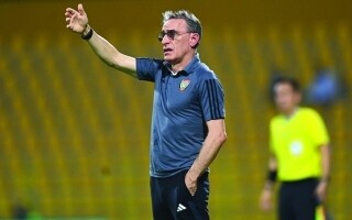 Португальский тренер Пауло Бенто обсуждает выступление сборной ОАЭ по футболу