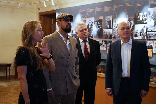 Sheikh Sultan bin Khalifa's Visit to the Chess Museum