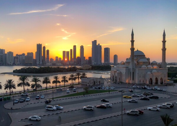 Полиция Шарджи предупреждает о заторах из-за аварии