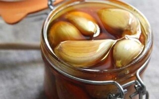 Health Benefits and Risks of Garlic and Honey