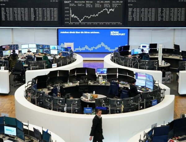 European Markets Show Mixed Performance Amid Earnings Reports