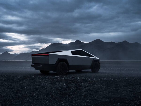 Tesla Cybertruck на дисплее в торговом центре Yas в Абу-Даби