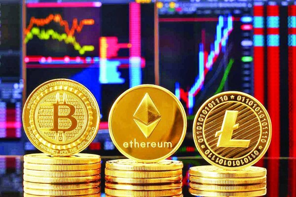 Precio de Bitcoin cae, Ethereum sube