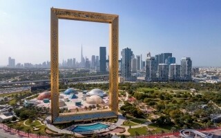 Знаковые архитектурные достопримечательности Дубая сияют ярким светом