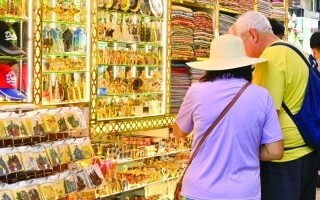 Открывая красоту Дубая через сувениры