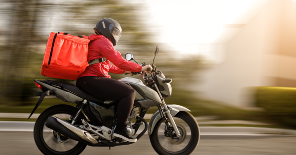 Дубай ввел запрет на использование быстрых полос для курьеров-мотоциклистов